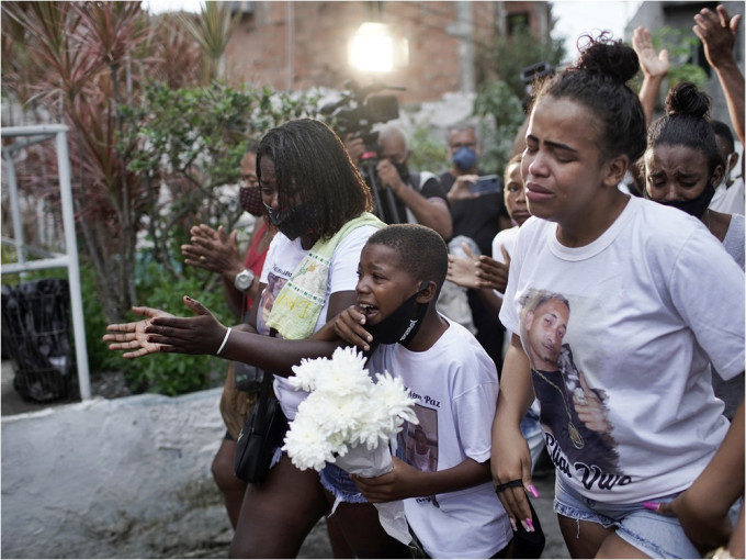 巴西里约热内卢2名女童被流弹击毙。AP图片