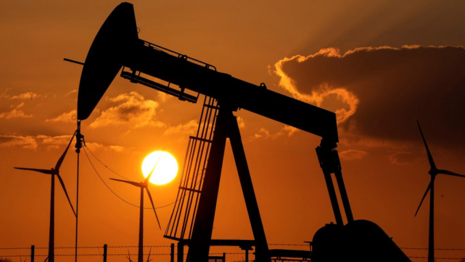 纽约期油及伦敦布兰特期油本周升逾3%。