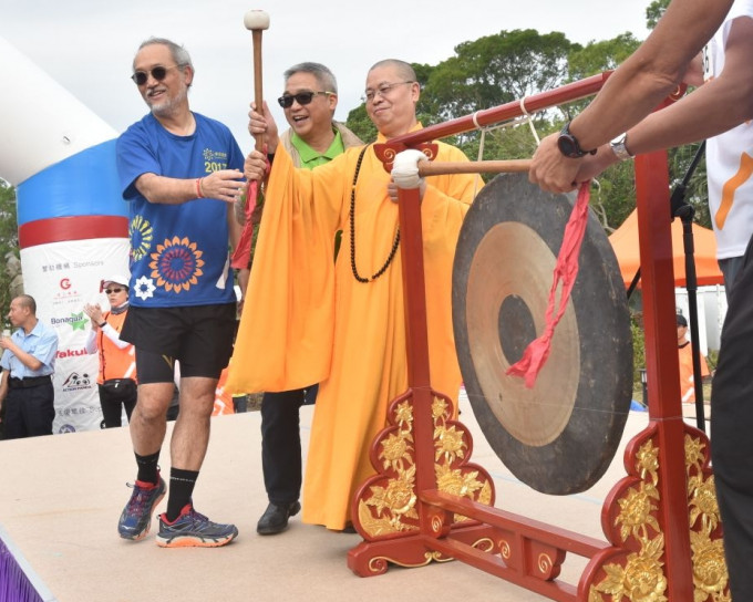 寶蓮寺方丈淨因法師擔任主禮人，上台搞響鼓。