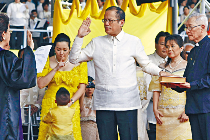 阿基诺三世二〇一〇年六月宣誓就任菲律宾总统。　