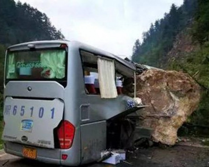 整塊大石嵌入旅巴車身中。網圖