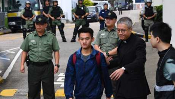 保安局表示，批准陳同佳入境決定權和主導權，完全在中國台灣當局。