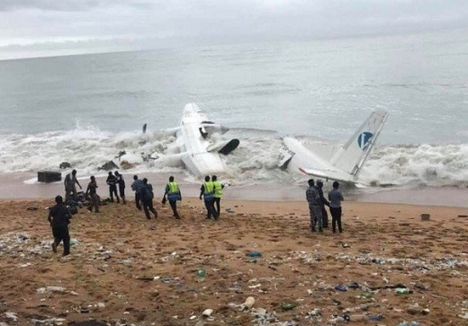 為法國運送貨物的一架貨機，今天在非洲象牙海岸最大城的阿必尚國際機場起飛後，不久隨即墜海。 翻攝推特