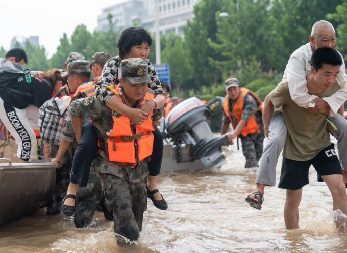 河南郑州等地遭遇罕见的暴雨灾害。新华社图片