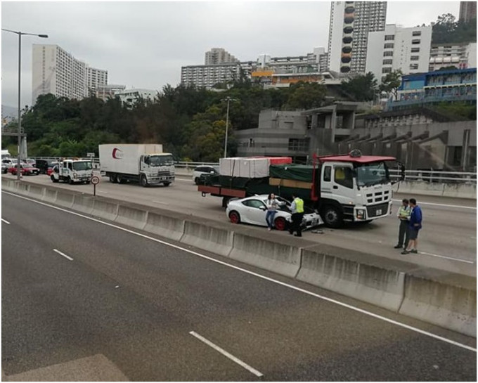 私家车与货车相撞左边车身损毁。图:网民吴小明‎ 香港突发事故报料区