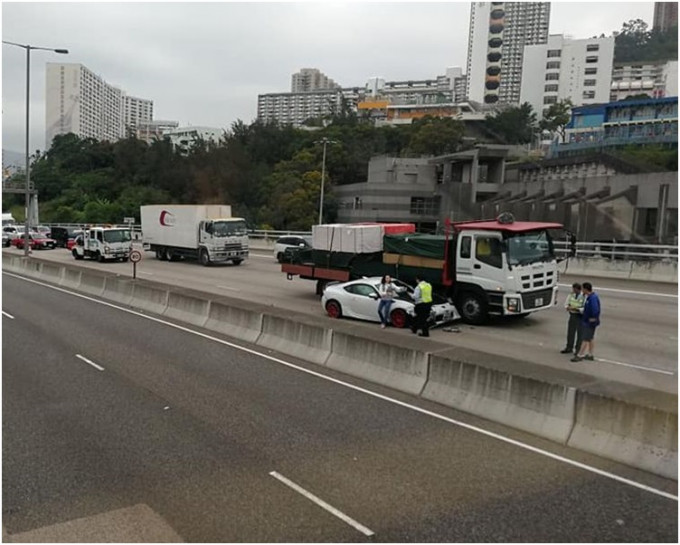 私家車與貨車相撞左邊車身損毀。圖:網民吳小明‎ 香港突發事故報料區