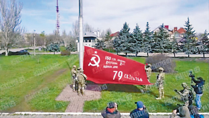 俄軍在赫爾松市拉起蘇聯時代的勝利旗幟。