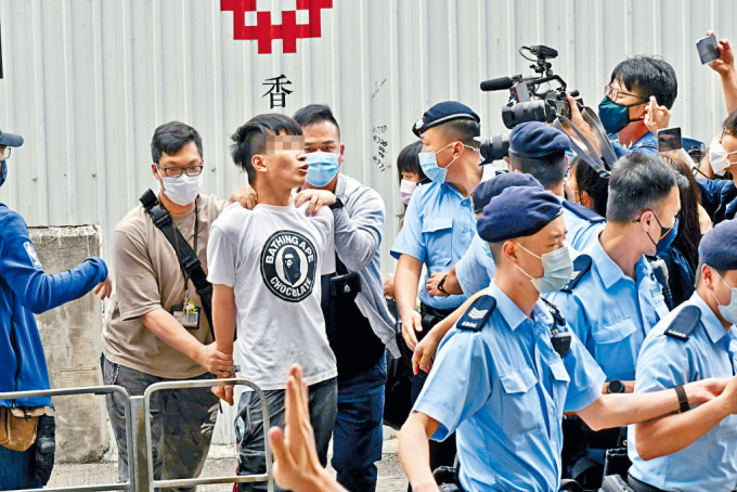 案發當日西九龍裁判法院外發生爭執，警方拘捕一名無戴口罩男子。