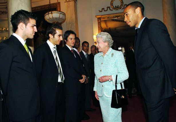 法比加斯（左）○五年到訪白金漢宮，獲英女皇（右二）接見。