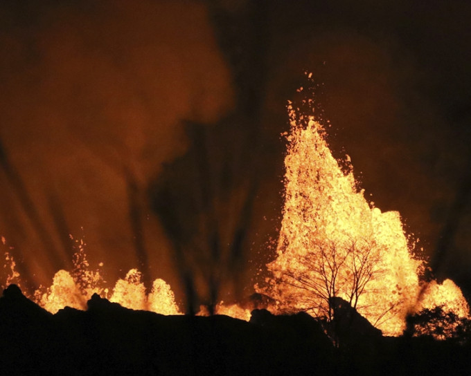 火山熔岩向一间地热发电厂流去。AP