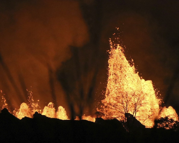 火山熔岩向一間地熱發電廠流去。AP