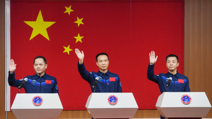 费俊龙（中）、邓清明（右）、张陆(左)。新华社