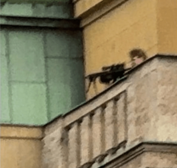 枪手在屋顶向大学内人群开枪。