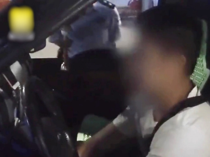 贵州一名男子驾车停在红绿灯前，竟然睡著长达两个多小时，最后被警方敲了多次窗户才叫醒。 影片截图