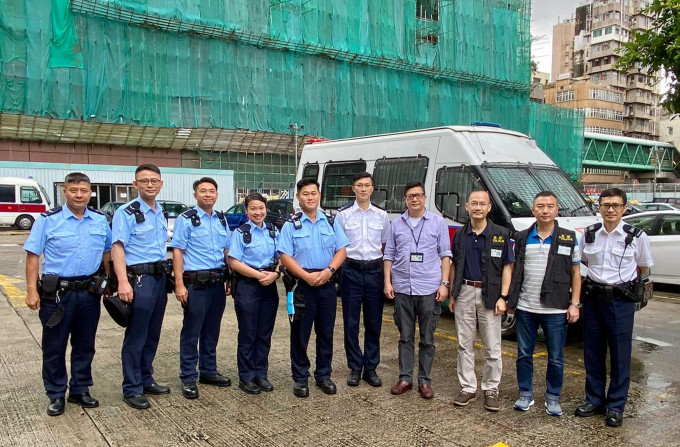 警務處處長鄧炳強到訪深水埗警署，更登上巡邏車「出更」，化身便衣警執勤數小時。