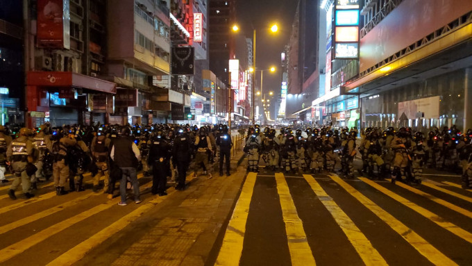 當晚示威堵路防暴警到場。資料圖片
