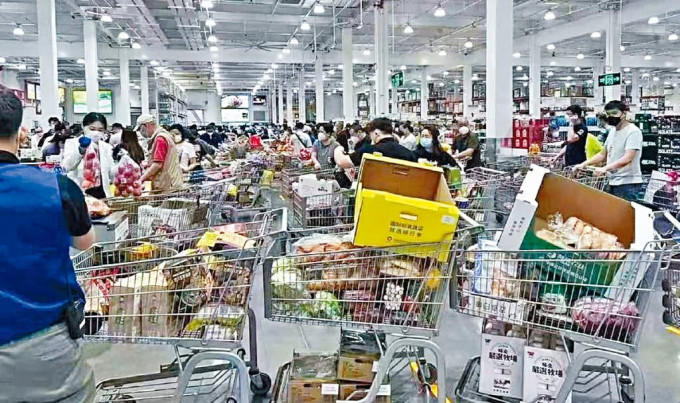 上海一超市再出現搶購潮。