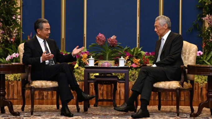 王毅訪問新加坡會見李顯龍。(外交部微博)