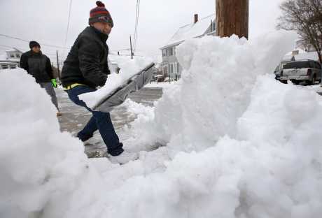 暴风雪对东北部新英格兰地区带来严重影响。AP