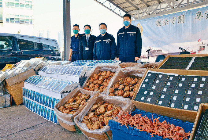 ■海關高級監督胡偉軍(左二)展示檢獲的大批走私貨。