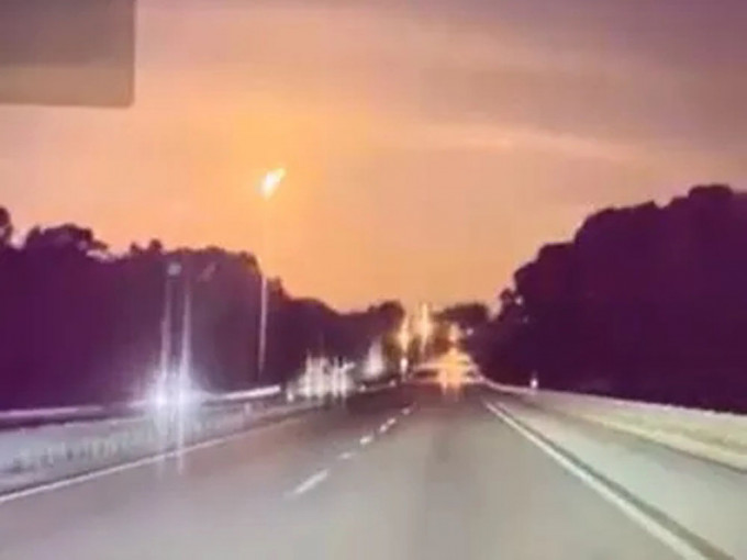 佛州逾二百人目擊巨型火球劃破夜空。（youtube截圖）