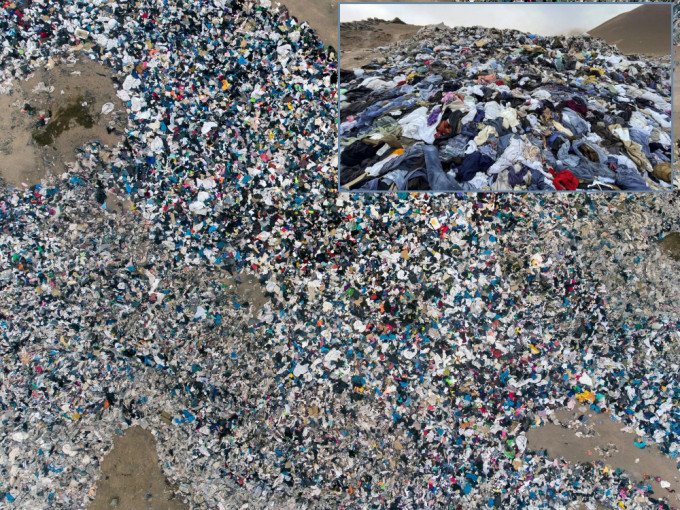 智利阿塔卡玛沙漠的遗弃二手衣服堆积成山。 （网上图片）