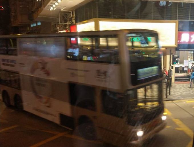 弥敦道有巴士铲上行人路。Samuel Chan图片‎