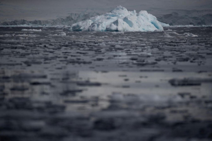 今年冬季，南極洲周圍海洋的海冰面積創新低，比1986年少了約100萬平方公里。路透社
