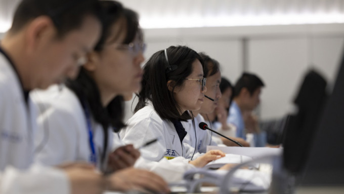 6月2日，北京航天飞行控制中心工作人员在监测嫦娥六号著陆月背动态。（新华社）