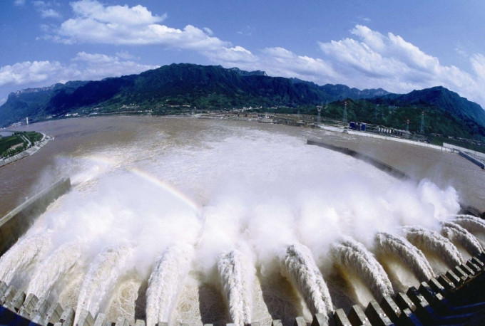 三峡大坝泄洪。（网图）