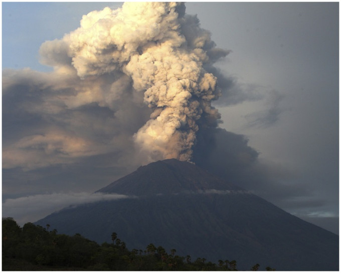 阿貢火山持續噴發火山灰。AP