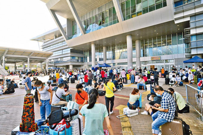 深圳灣口岸昨起延長服務時間，大批市民等候過關。