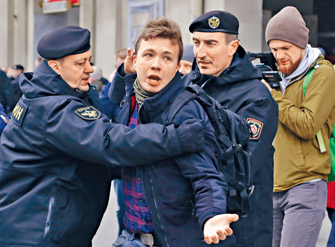 普罗塔塞维奇(左二)二〇一七年曾被拘留。