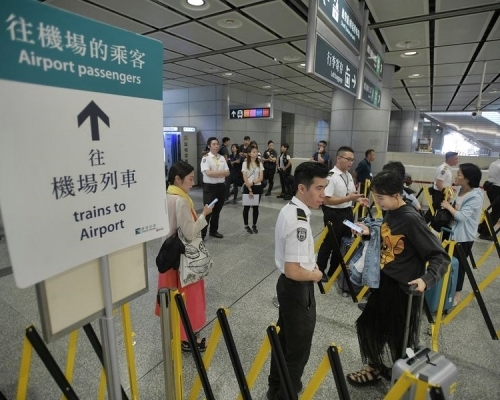 机场快綫晚上10时后10分钟一班车。资料图片