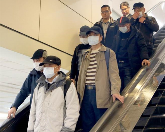 6人下机后都戴著口罩，没有发表任何谈话。