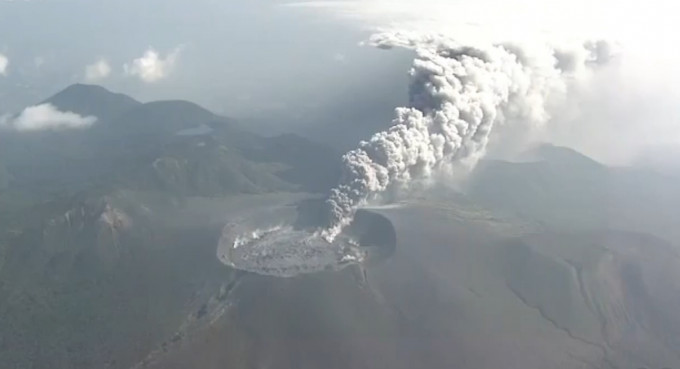 日本九州新燃岳火山今日停止噴發。網上圖片