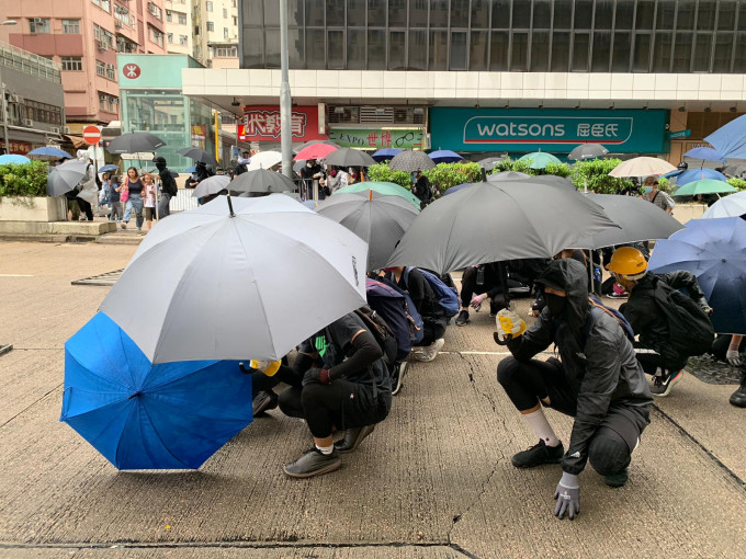 示威者组成雨伞阵