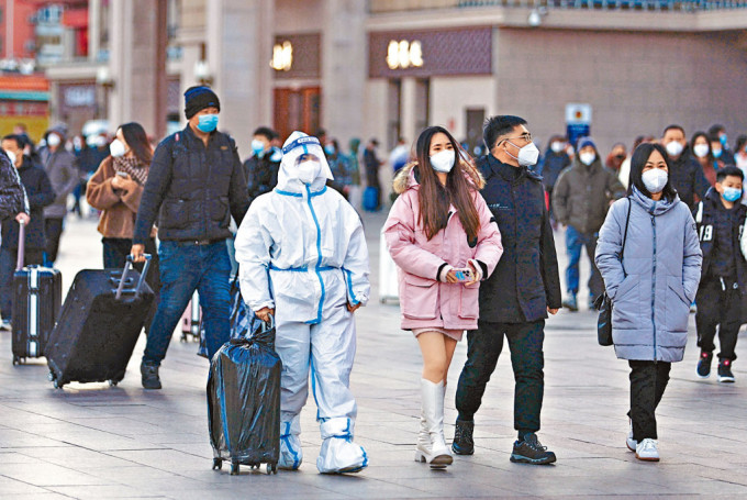 北京有準備遠行的市民身穿防護衣。
