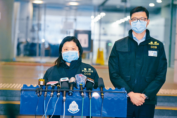 女署理警司李慕賢（左）講述投資騙案情況。