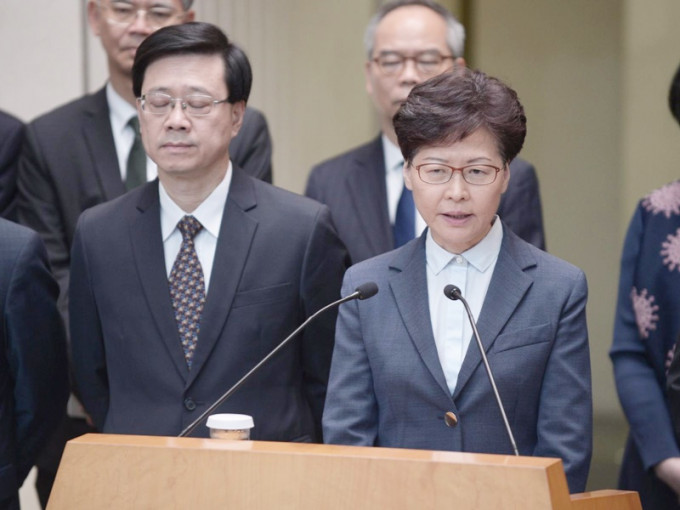 林郑月娥先谴责涂污国徽再谴责袭击事件。