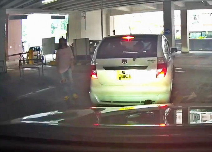 私家車上一名婦人落車破口大罵。‎Pak Yu‎ 影片截圖