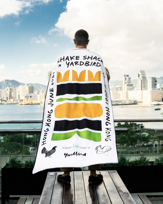 首30名於6月12日排隊的顧客將獲得限量版Shake Shack x Yardbird HK 大型沙灘毛巾。