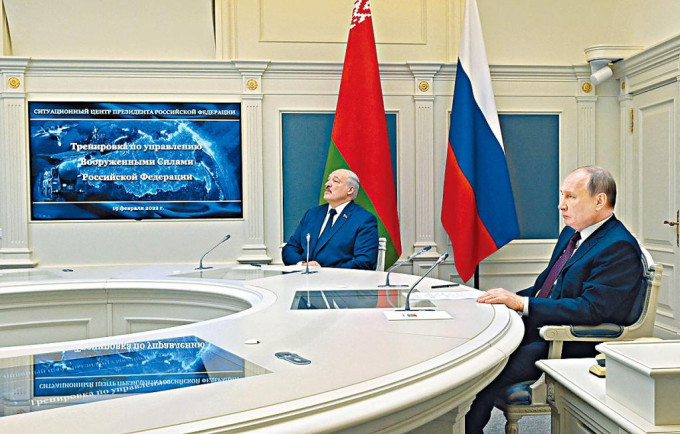 普京（右）在克宮戰情室與來訪的白俄總統盧卡申科觀看周六的軍演。