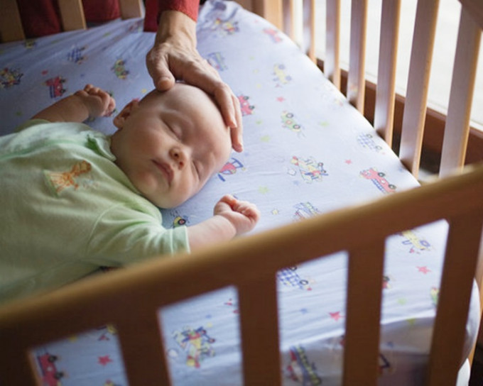 成年人應避免嬰兒與人同床睡覺。網圖