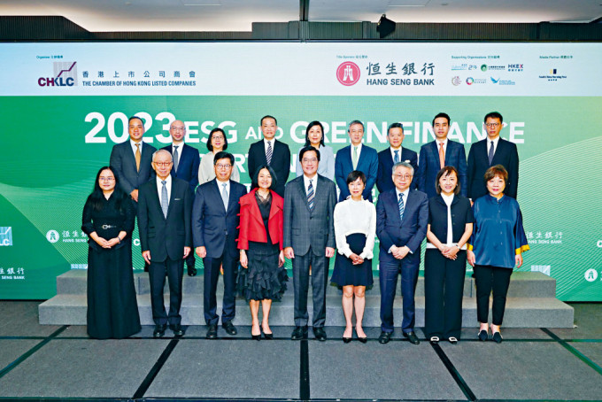 香港上市公司商會昨日舉行論壇，該商會主席梁嘉彰（前排左四）表示，近來外國資金較少接觸香港資本市場為嚴重問題。