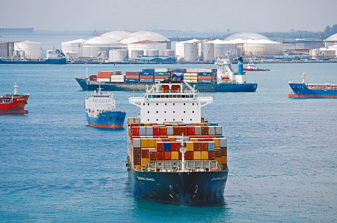 去年底新加坡港口的貨櫃船。