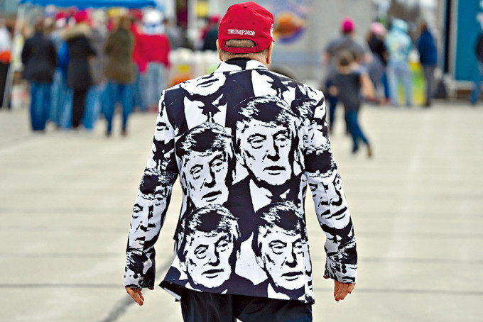 艾奥瓦州苏城的特朗普支持者，穿上印有特朗普肖像的外衣。