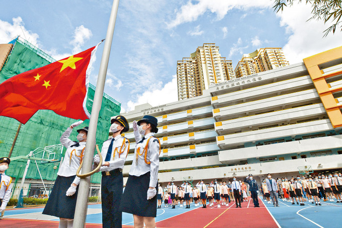 培僑書院在校內舉行升旗儀式，約二百名小學部學生及家長觀禮。