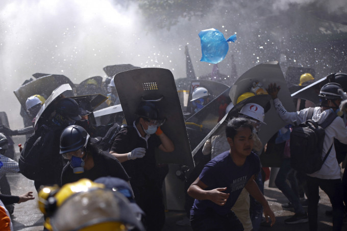 示威者与缅甸军警不断发生冲突。AP图片