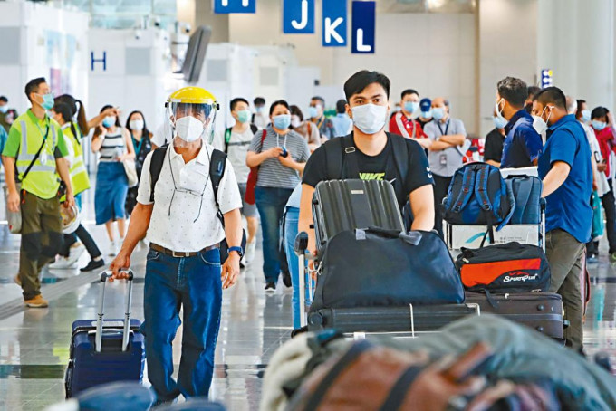 非香港居民本月一日起，獲准入境本港，航班續增。